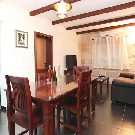 Holiday home Cozy In Zrnovnica