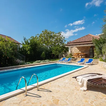 Cozy In Ferienhaus Žrnovnica